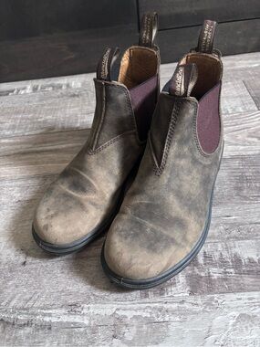 Blundstone Brown Leather Chelsea Boots with Maroon Elastic
